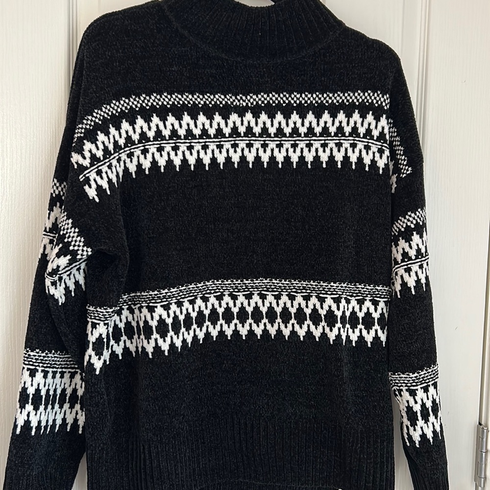 BLACK AND WHITE SWEATER
